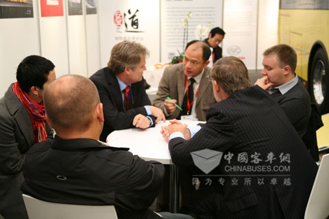 来自丹麦客户在安凯客车展位前进行商务洽谈