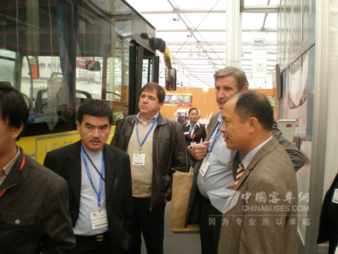 安凯展位前海外客户进行咨询