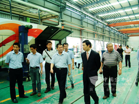 民航审定委员会成员参观金旅工厂
