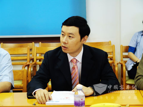 民航总局机场司标准资质处高天处长在会上发言