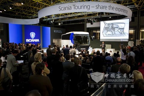 2009比利时车展期间，海格与斯堪尼亚展台前