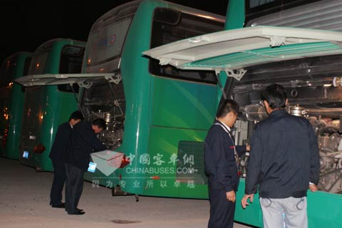 中通服务人员在一一检查车辆