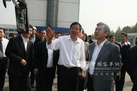 宇通总裁汤玉祥陪同交通运输部副部长冯正霖参观宇通