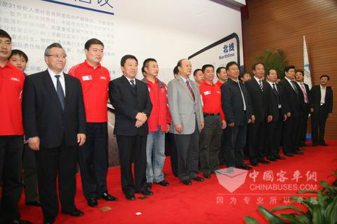 到会领导与获奖驾驶员亲切合影