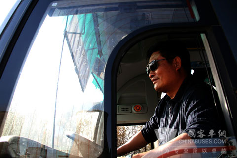 陈师傅驾龙威轻松穿行山间