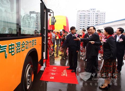 国家科技部副部长杜占元（左）、重庆市副市长童小平（右）参观恒通首轮研发的混合动力客车