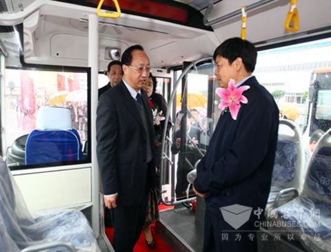 国家科技部副部长杜占元（右）听取恒通客车总经理邓平（左）对混动客车研发的介绍