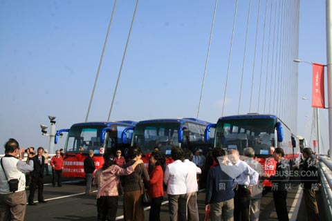 海格客车和大桥成为争相合影的背景