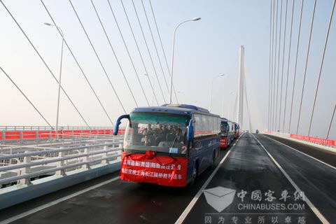 海格客车鱼贯而出隧道