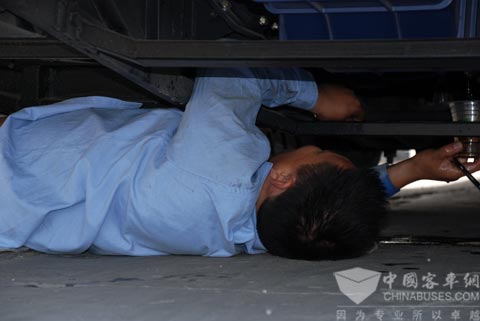 为客户排忧解难的青年服务人员