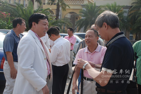 青年汽车集团董事局主席、总裁庞青年与客户亲切交流