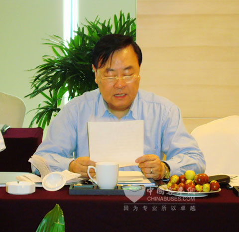 上海市公共交通行业协会技术专业委员会马公拓主任在评审会上郑重宣布金旅通过标准