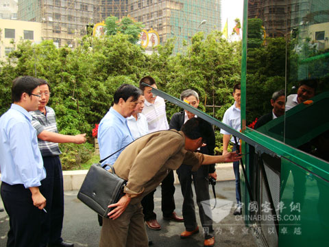 各专家对金旅XML6125JHEV98C混合动力客车进行评审