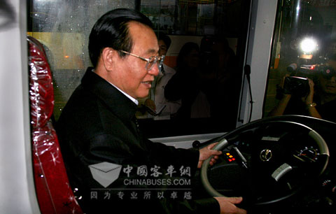 王刚坐上18米铰接车，体验客车驾乘舒适性