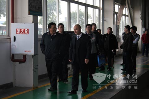 中国城市公共交通协会秘书长朱滢一行视察恒通客车