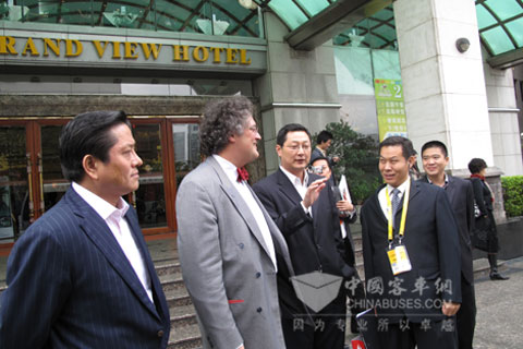 世界能源理事会2010年蒙特利尔世界能源大会执行主席斯蒂芬·波特兰与王江安董事长亲切交谈