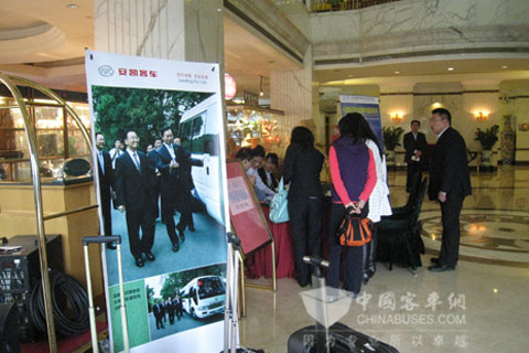 高交会现场媒体签到台前安凯宣传板