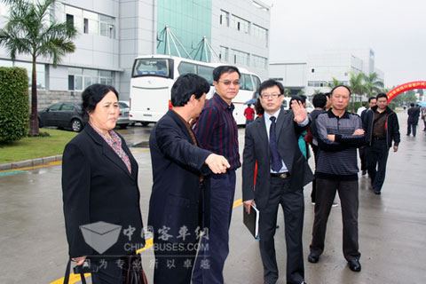 大金龙副总经理朱国强与客户交流