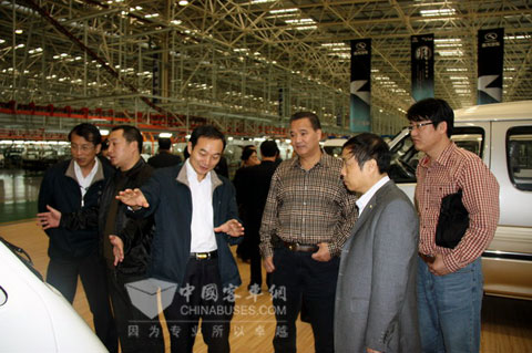 大金龙销售公司副总经理高宗立向客户代表介绍产品