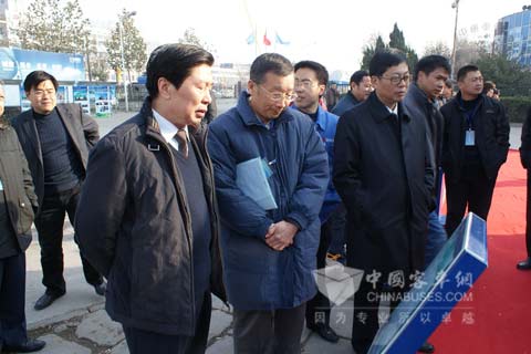 中通客车总经理时洪功陪专家参观中通客车