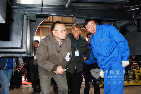 专家考察中通节能公交车身骨架