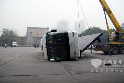 海格客车按欧盟标准进行侧翻试验