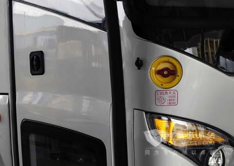 海格客车的外车门应急开关十分显目