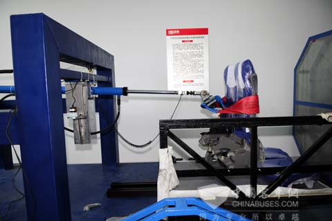 海格客车进行配件卧式拉伸试验