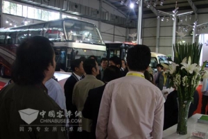 国家相关部门领导与金旅客车