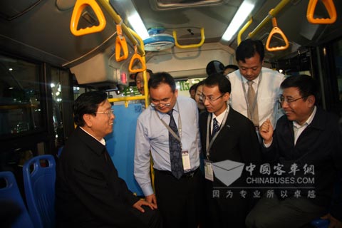 国务院副总理张德江认真聆听海格介绍