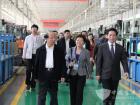 恒通客车董事长杨茂超、总经理罗邦初等领导陪同来宾参观展厅及生产线 恒通客车董事长杨茂超、总经理罗邦初等领导陪同来宾参观展厅及生产线