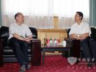 江汽集团董事长左延安与孙庆民亲切交谈 江汽集团董事长左延安与孙庆民亲切交谈