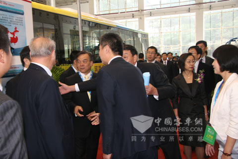 中国道路运输协会会长杨利民等领导莅临中通展位指导工作