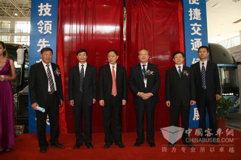 中国道协会长杨利民、常务副会长孔卫国、交通运输部运输司司长李刚等领导为中通客车新品揭幕