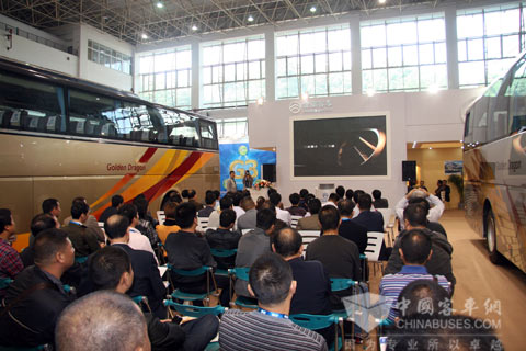 金旅客车武汉发布会现场座无虚席