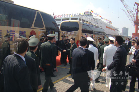 胡锦涛、温家宝等国家领导乘出席“辽宁号”入列仪式