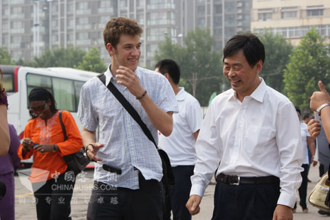 中通客车董事长李海平与年轻的商务官谈笑风生