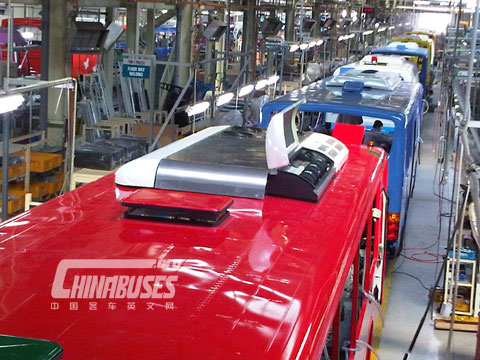 生产线上的安装Twister空调的大宇客车