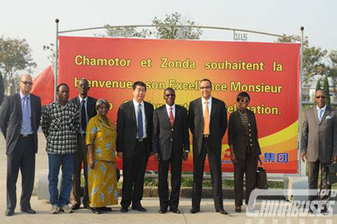 多哥交通部部长宁绍尼奥法姆、秘书长马沃特，美国冠军汽车公司董事长菲利普、副总裁尼客