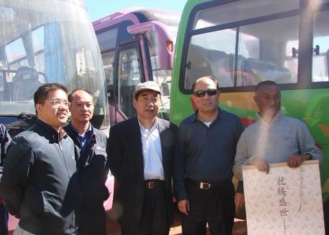 中国驻厄大使李连生、经商参赞张友华在大金龙售后服务工程师的陪同下参观援厄客车