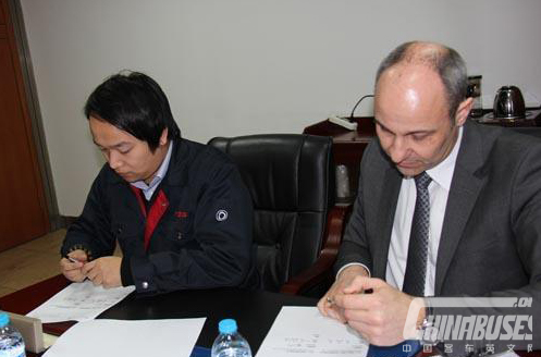 申龙客车董事长陈大城先生与德国威巴克全球总裁Mr. Engel先生签订合作协议