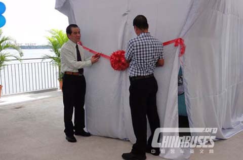 恒通客车党委书记兼常务副总经理唐乾栋与SCA公司总经理陈少权为新车剪彩