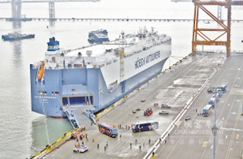 “礼诺哥本哈根”号装载31部金龙客车前往沙特吉达市