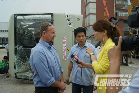 认证官接受媒体采访