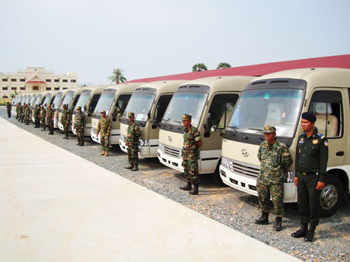 排列整齐的海格客车