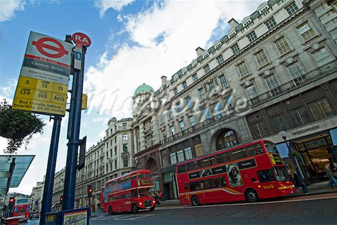 伦敦街头的公交车