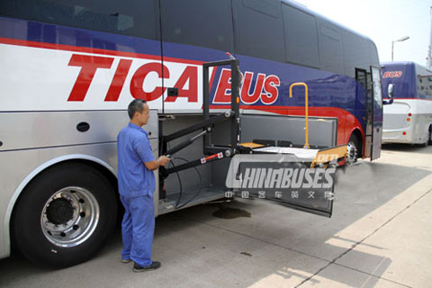 工作人员演示轮椅升降器