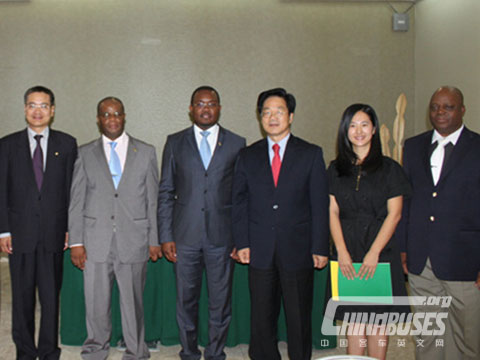 莫桑比克工贸部长向中国在莫第一家汽车投资制造企业颁发营业执照