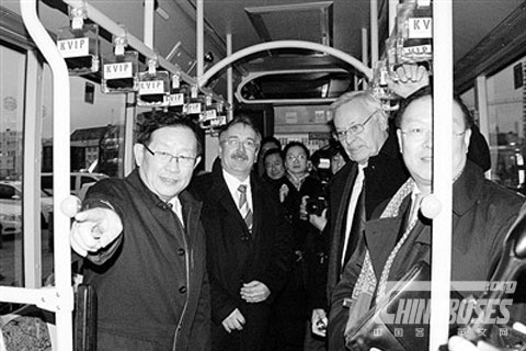 中国全国政协副主席、科技部部长万钢教授(左一)参观首辆在德国运营的中国产纯电动公交车 中国全国政协副主席、科技部部长万钢教授(左一)参观首辆在德国运营的中国产纯电动公交车