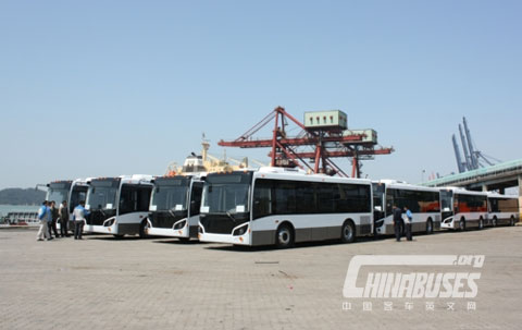 批量亚星城市客车,整装待发